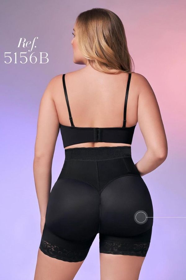 Short remonte-fesses à crochets taille haute