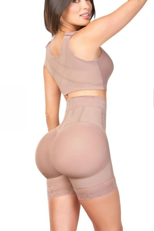 Short remonte-fesses à crochets taille haute